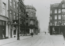 863592 Gezicht op het noordoostelijk deel van het Vredenburg te Utrecht, met links de ingang van de Korte Viestraat, ...